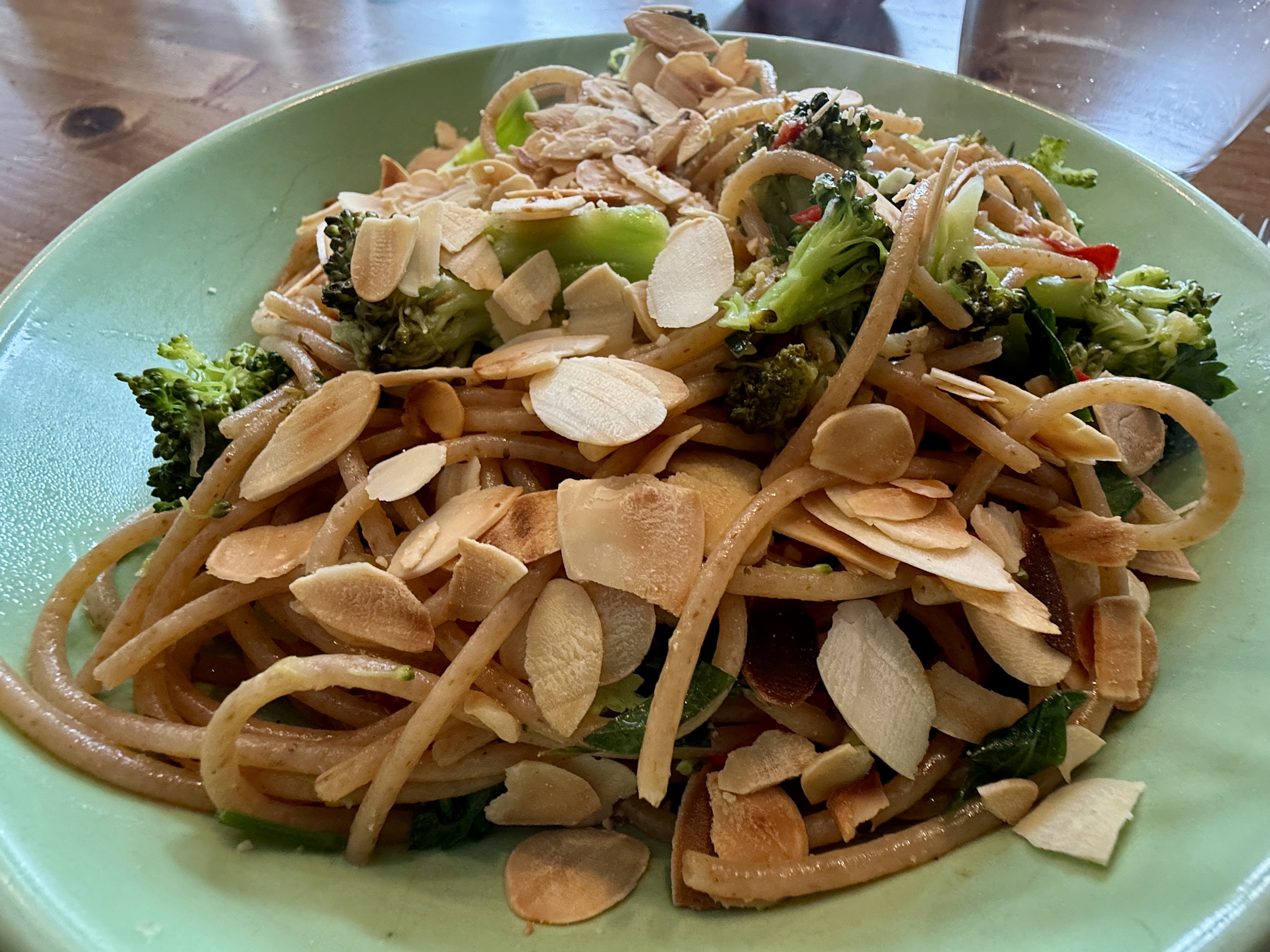 <i>Vollkornpasta</i><i>mit Brokkoli,</i><i>Zitrone & Mandeln</i>